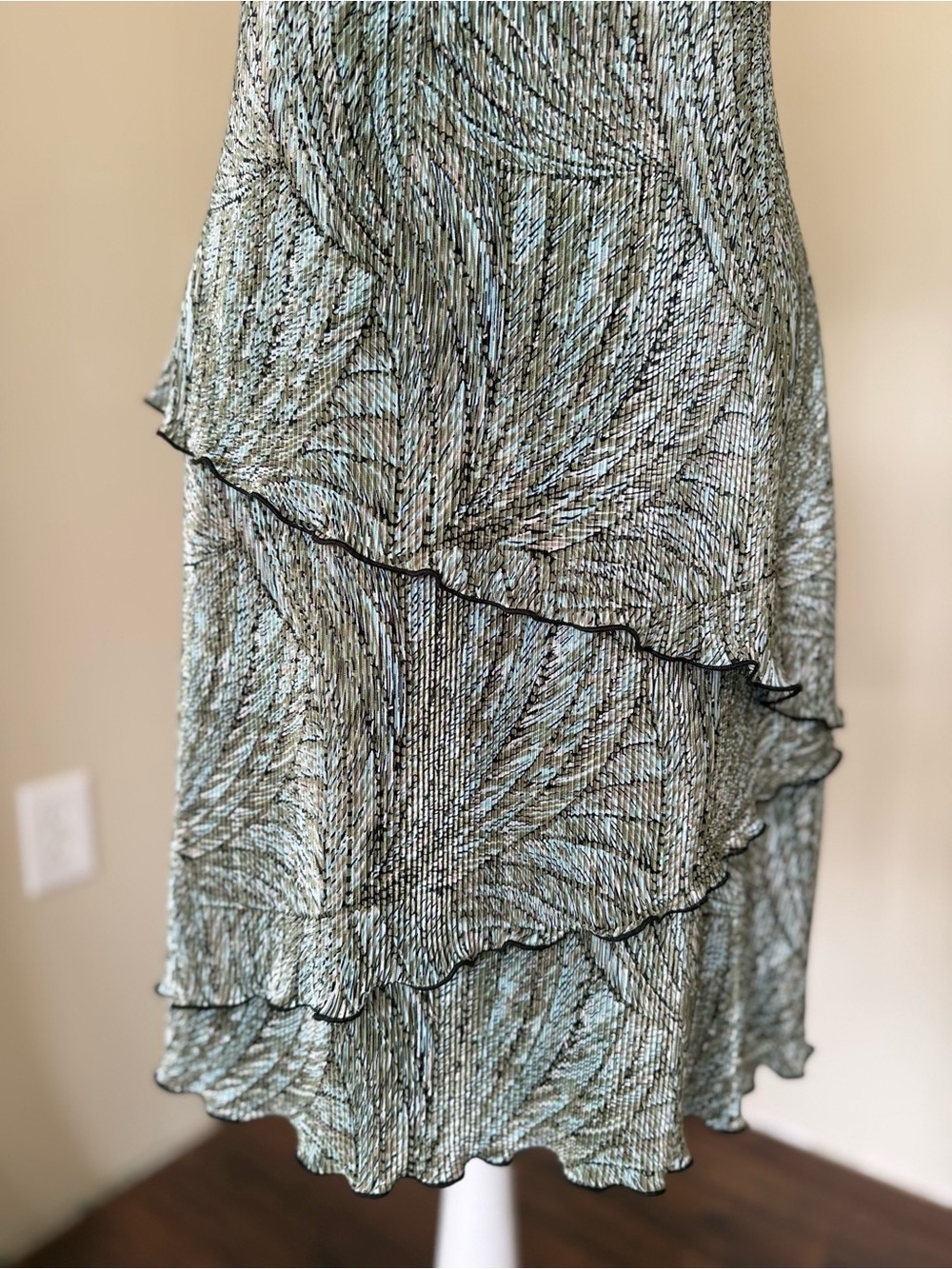 Vintage Midi Dress Green Patterned V-Neck Ruffle Asymmetrical Tiered Shimmer - Picture 5 of 10